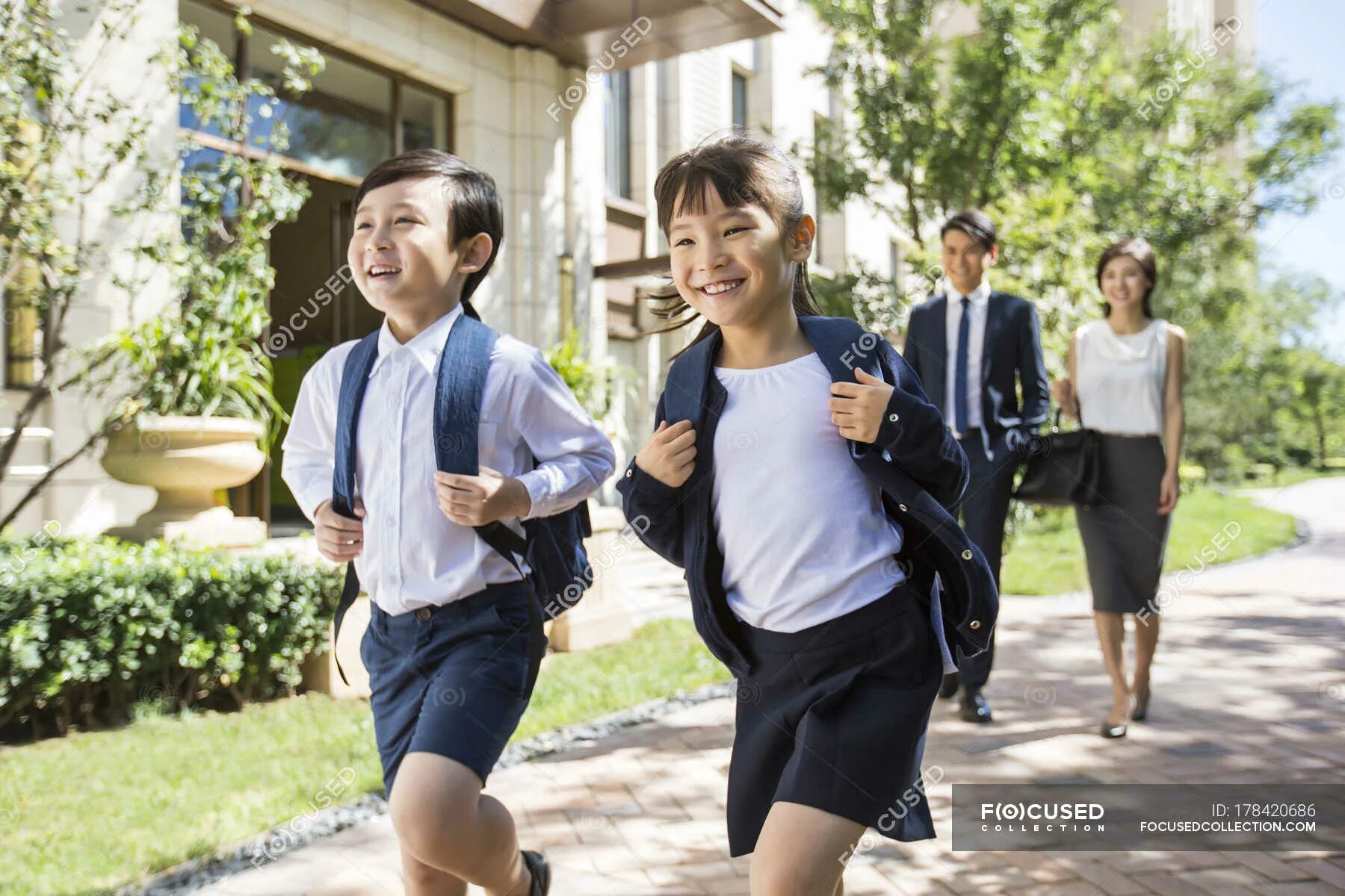 My brother goes to school on foot. Сестра на китайском. go to china. chinese brother. school foto koreya.