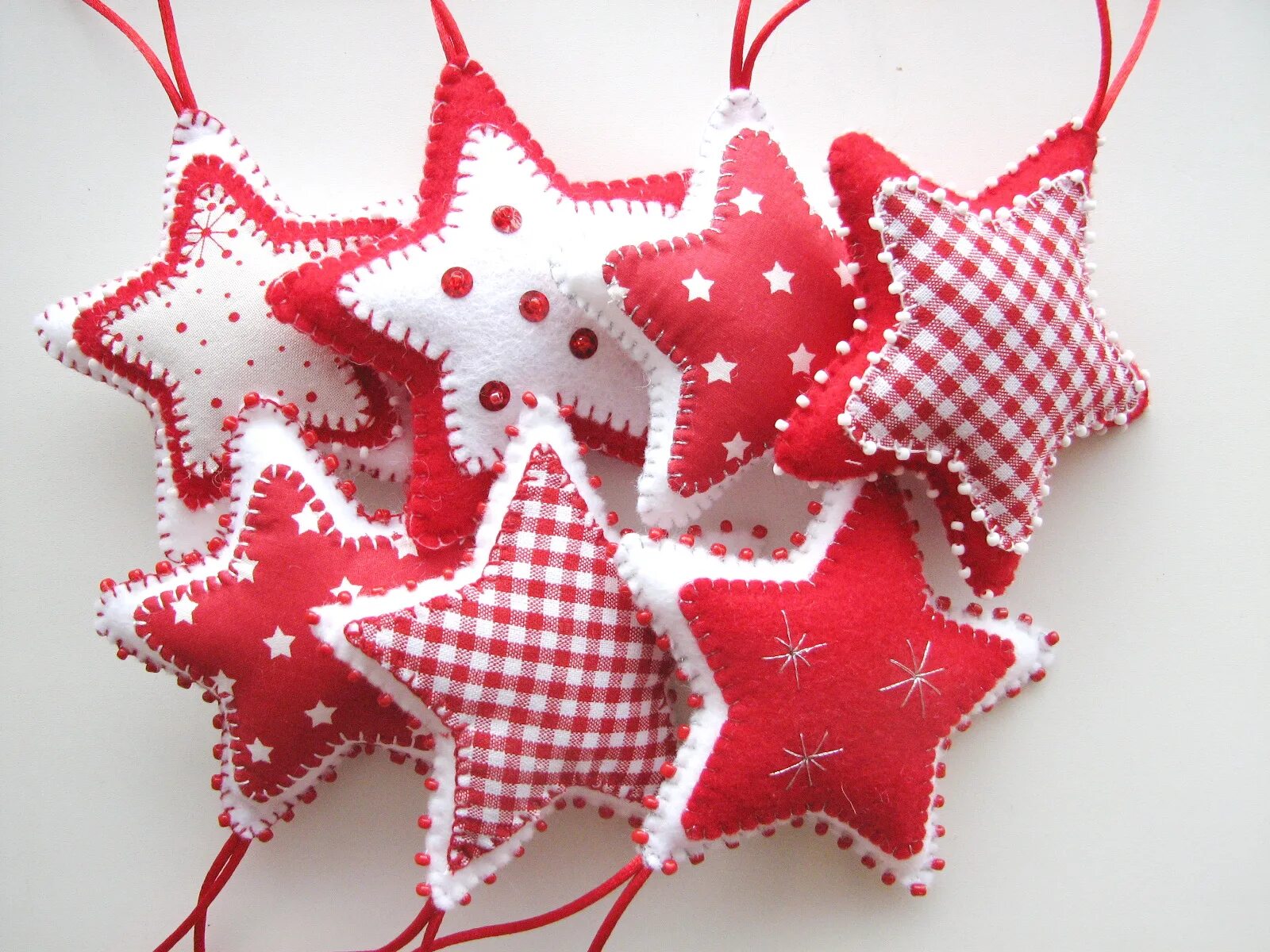 Елочные игрушки из ткани. Мягкие игрушки пэчворк на елку. Текстильные игрушки на елку. Мягкие новогодние игрушки на елку. Новогодние мягкие игрушки.