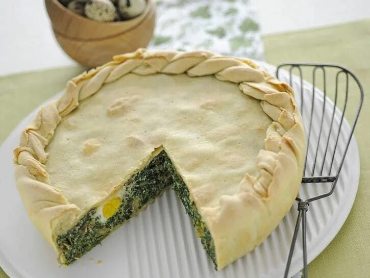 Пирог со шпинатом и яйцом. Пироги со шпинатом и сыром. Пирожки с яйцом и зеленью. Пирог со шпинатом и яйцом. Штолле пирог со шпинатом.
