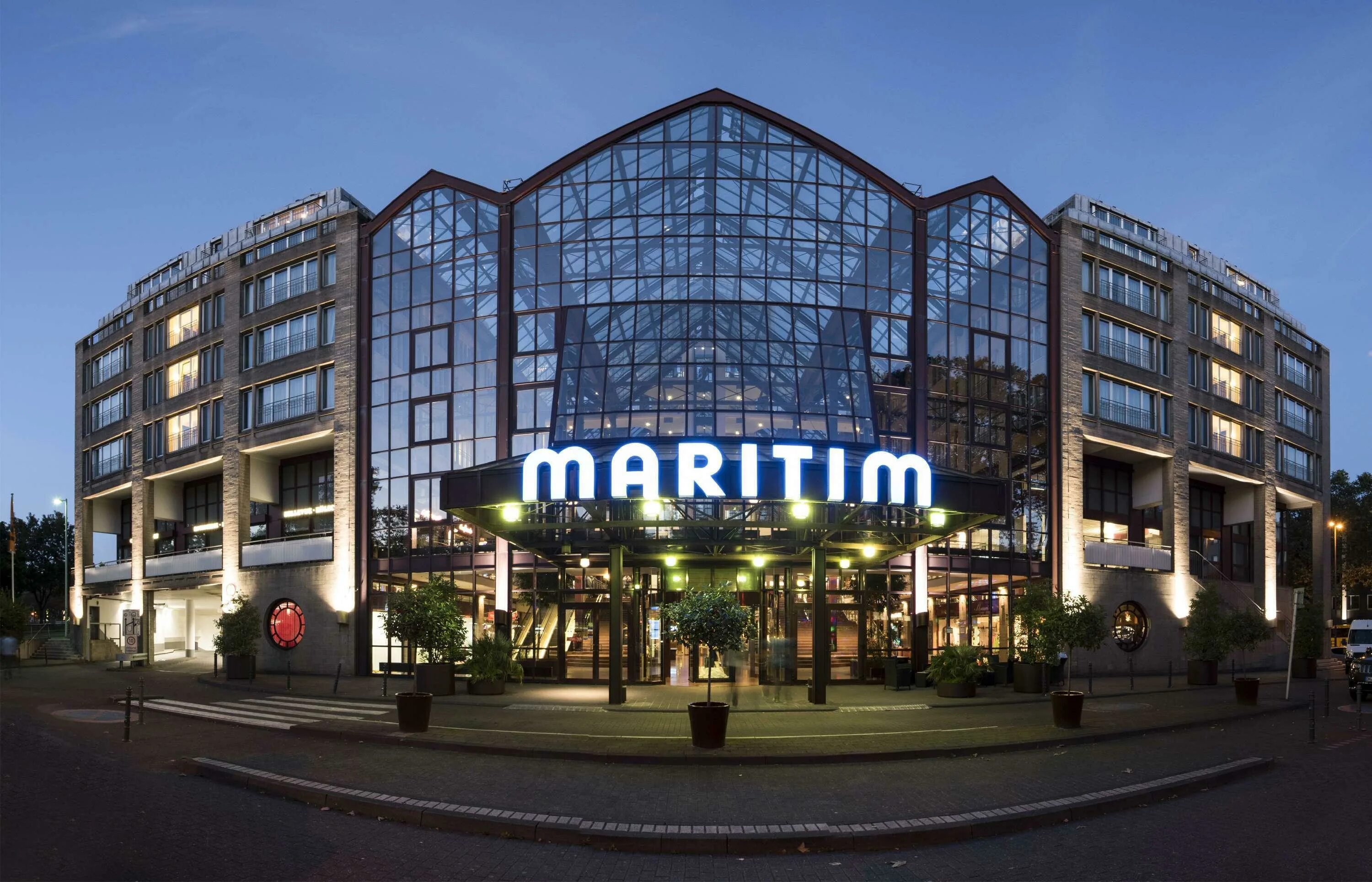 Отель «maritim airport hotel hannover» в ганновере. История отеля park hotel в бремене. Амара фэмили резорт сиде. Maritim hotel. Бест камбрилс испания.