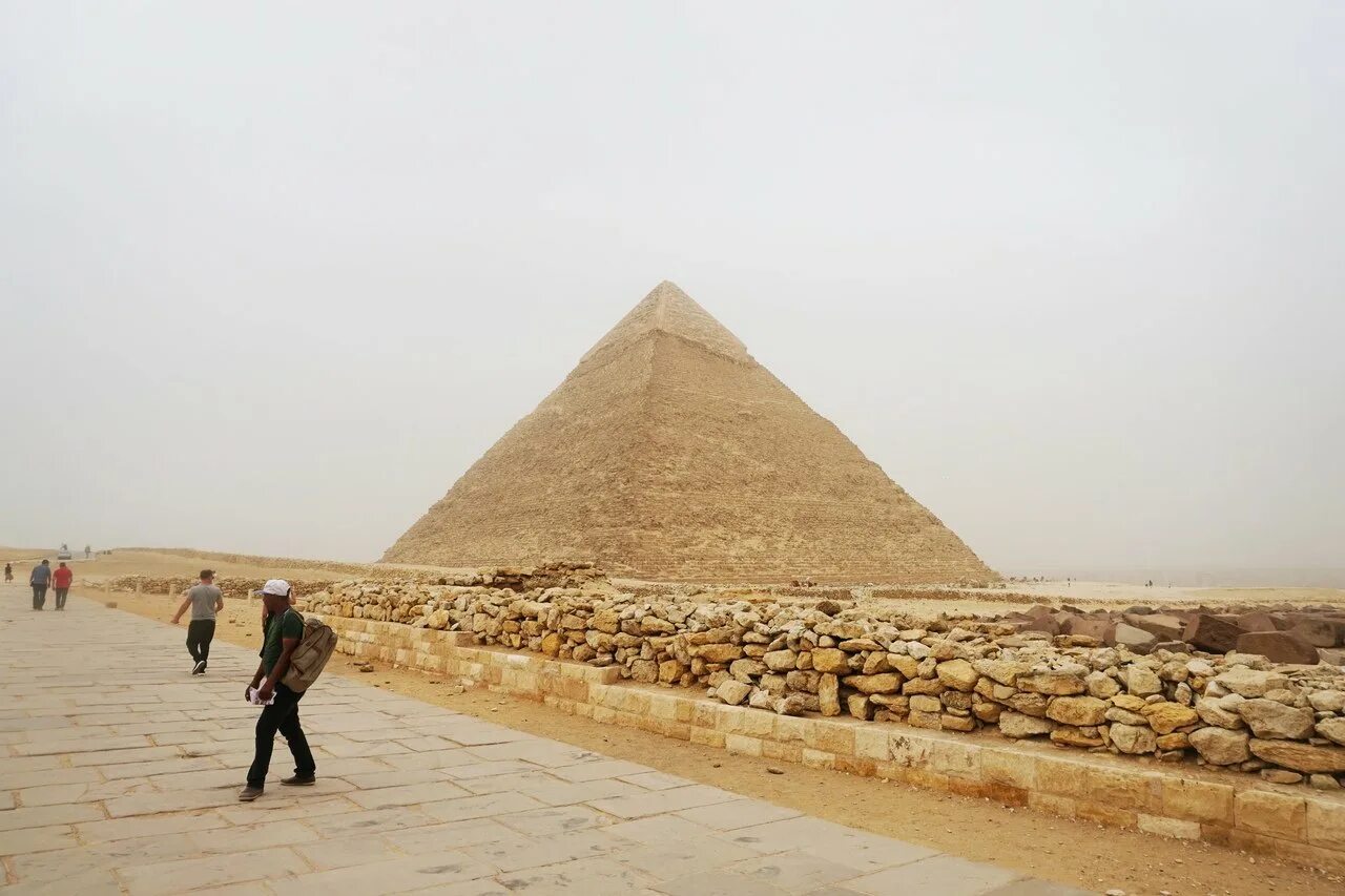 В какой стране находятся пирамиды. Пирамида Хеопса Золотая вершина. Гробница в пирамиде Гиза. Пирамиды в Гизе блоки.