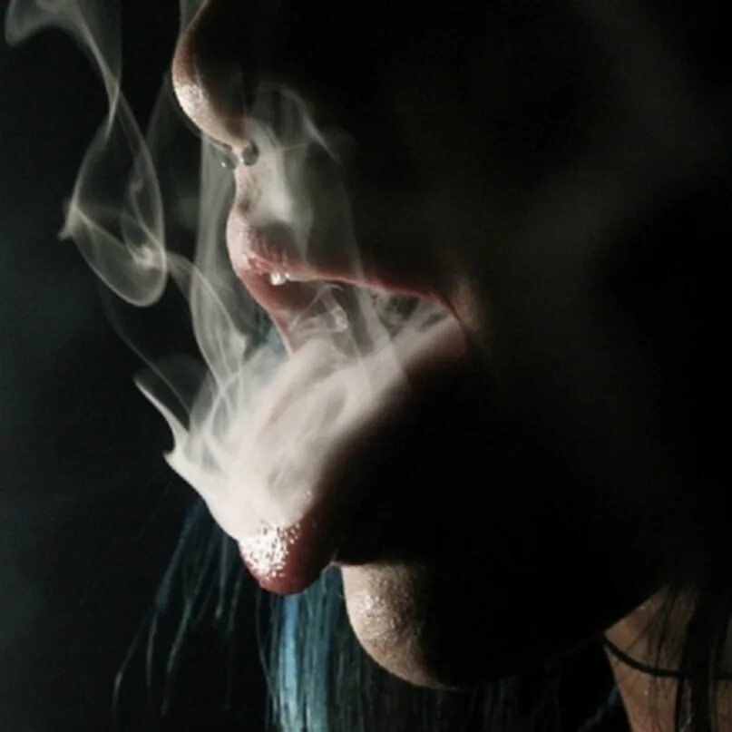 Дым со словами. Девушка в дыму. Дым изо рта. Выпускает дым. Поцелуй с дымом.
