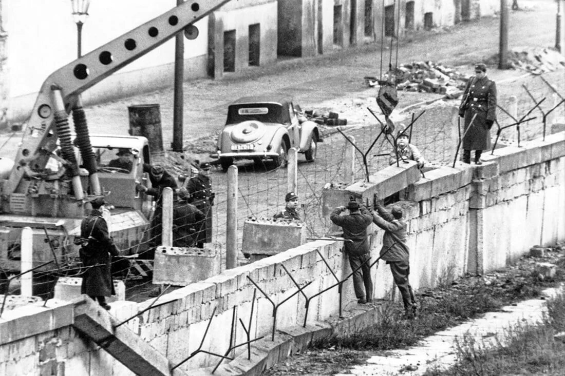 Берлинская стена возведена год. Берлинская стена 1961. возведение берлинской стены в 1961. в августе 1961 г берлинская стена. сооружение берлинской стены.