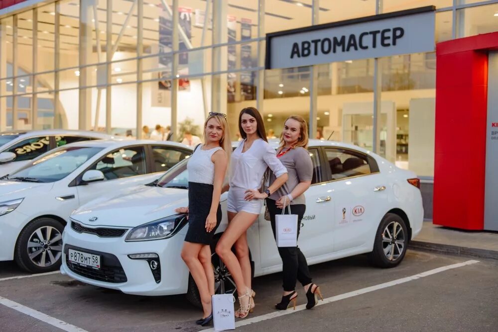 Корс групп новомосковск. Сотрудники автосалона. Киа автосалон менеджер. Автосалон Киа Тула.