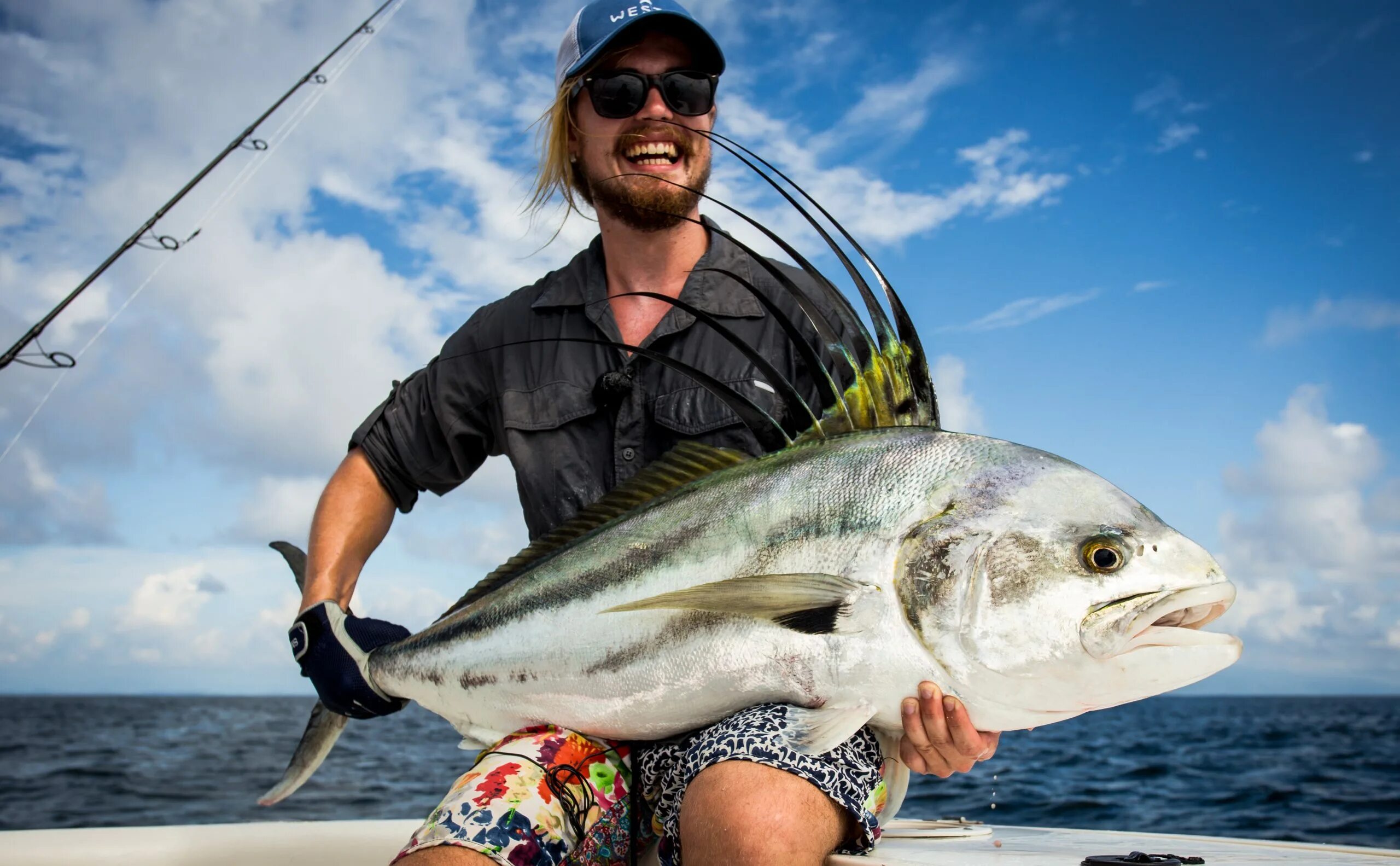 Про мужчину рыбы. Спортивная рыбалка. Рустер рыба. Man Fishing. Рыбная ловля спорт.