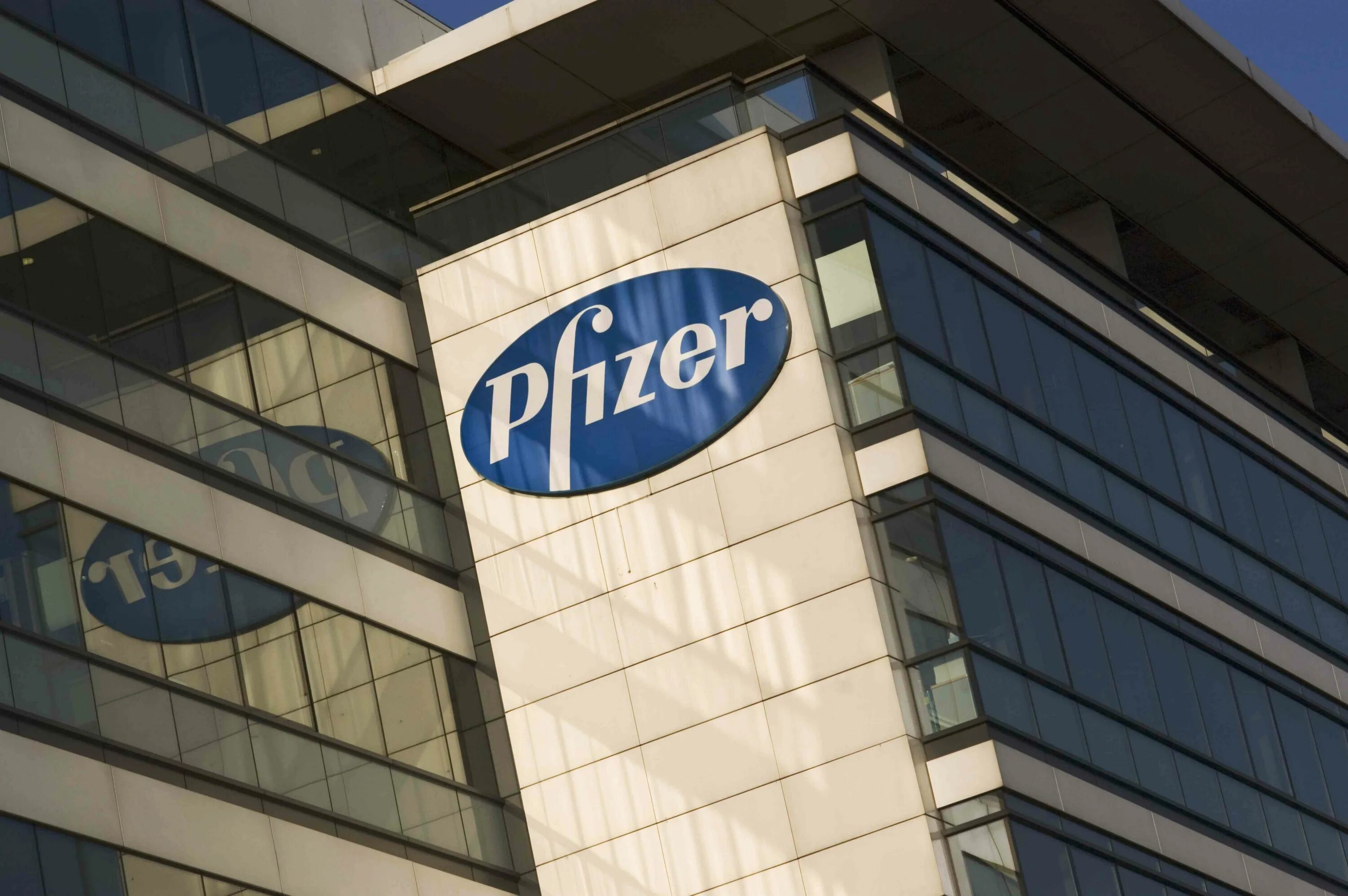 Pfizer фармацевтическая компания. Фирма Файзер фармацевтическая. Американские фармацевтические компания Файзер. Завод Pfizer. Файзер ковид