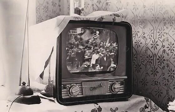 Телевизор 30 годов. Телевизор огонек 2. Телевизор Москвич т1. Старый телевизор.