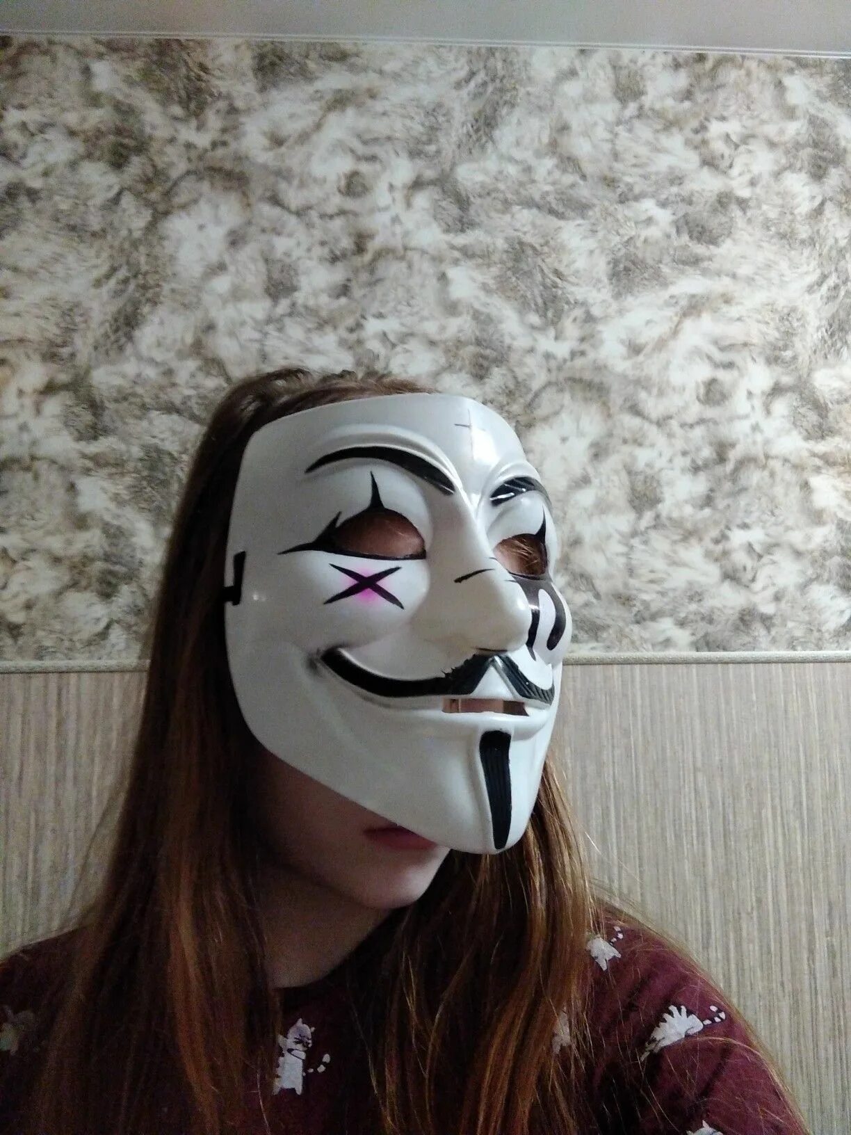 Украсить маску анонимуса. Идеи для маски анонимуса. Маска анонимуса джоджо. Идеи для маски анонимуса для девочки. Девушка с маской улыбки.