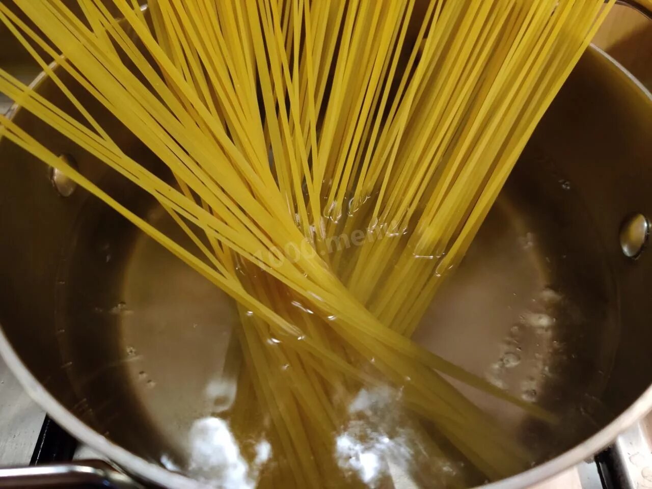 Как сварить спагетти. Макароны в кастрюле. Кастрюля для спагетти. Варка макарон. Макароны в кипящей воде.
