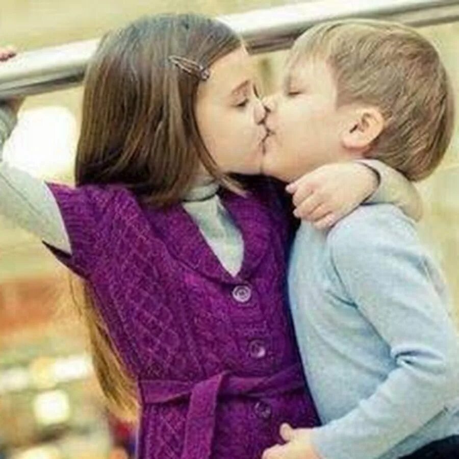 Little ok ru. Детский поцелуй. Детский поцелуй в губы. Любовь детей 12 лет. Дети поцелуй с языком.