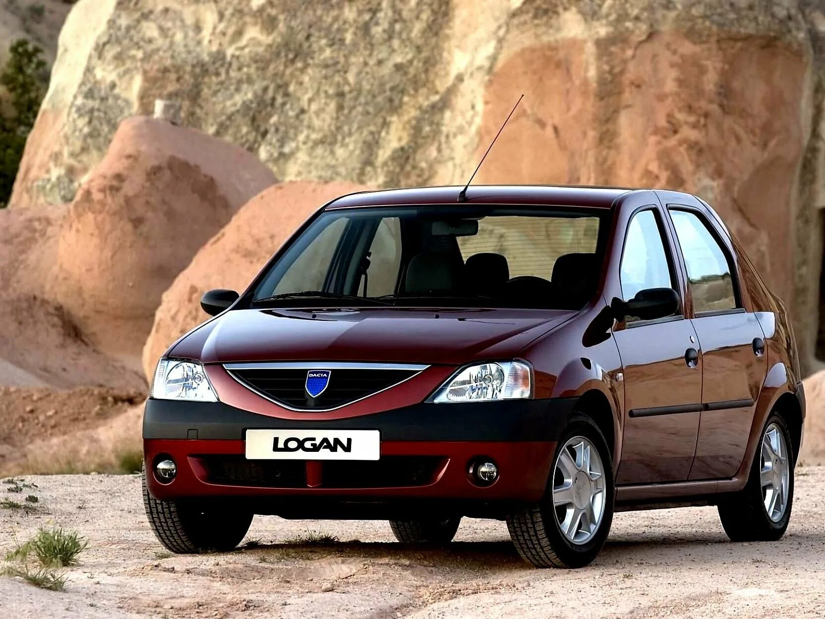 Рено 1 поколение. Dacia Logan 1. Рено Логан 1.6 2004. Машина Ренаульт Логан. Dacia Logan 2004.