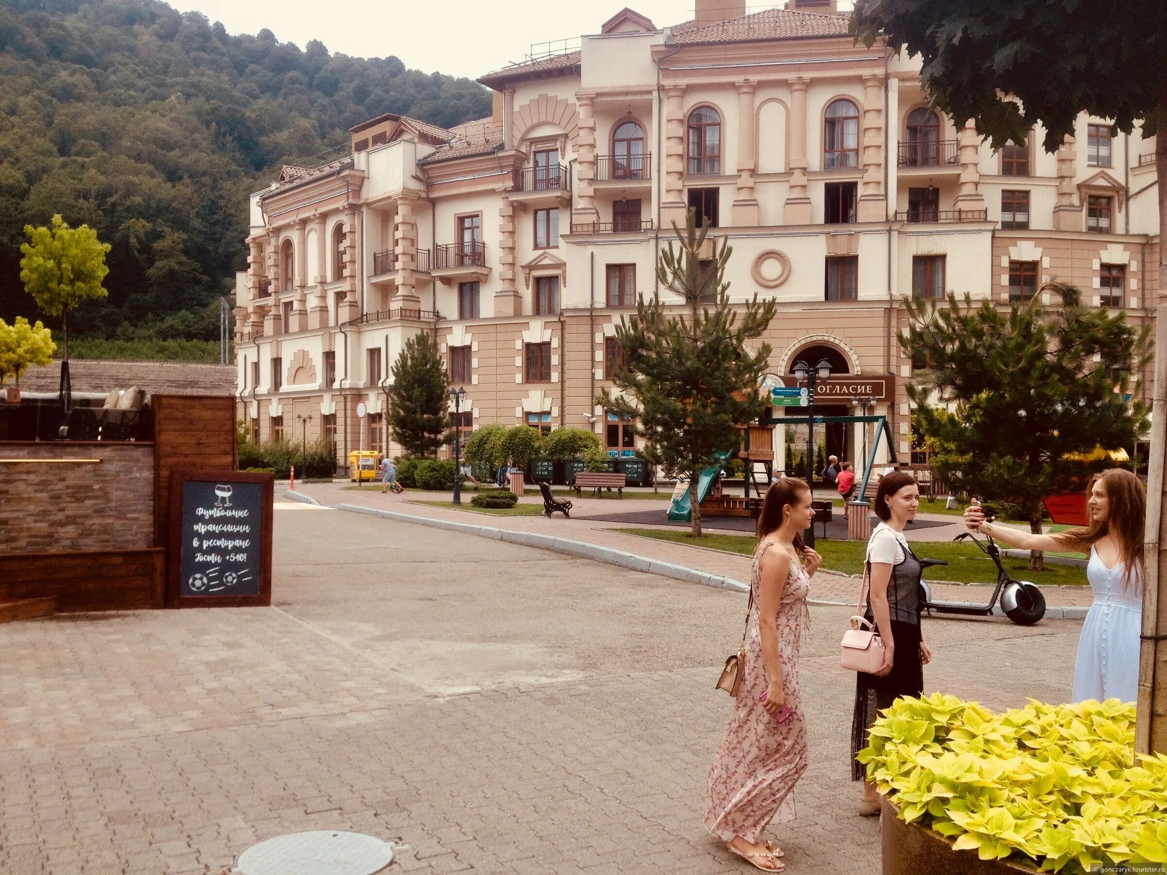 Красивое сочи ошибка. Красная поляна сочи олимпийский парк. Навагинская улица сочи ночью. Красивое сочи ошибка. Девушка на фоне сочи.