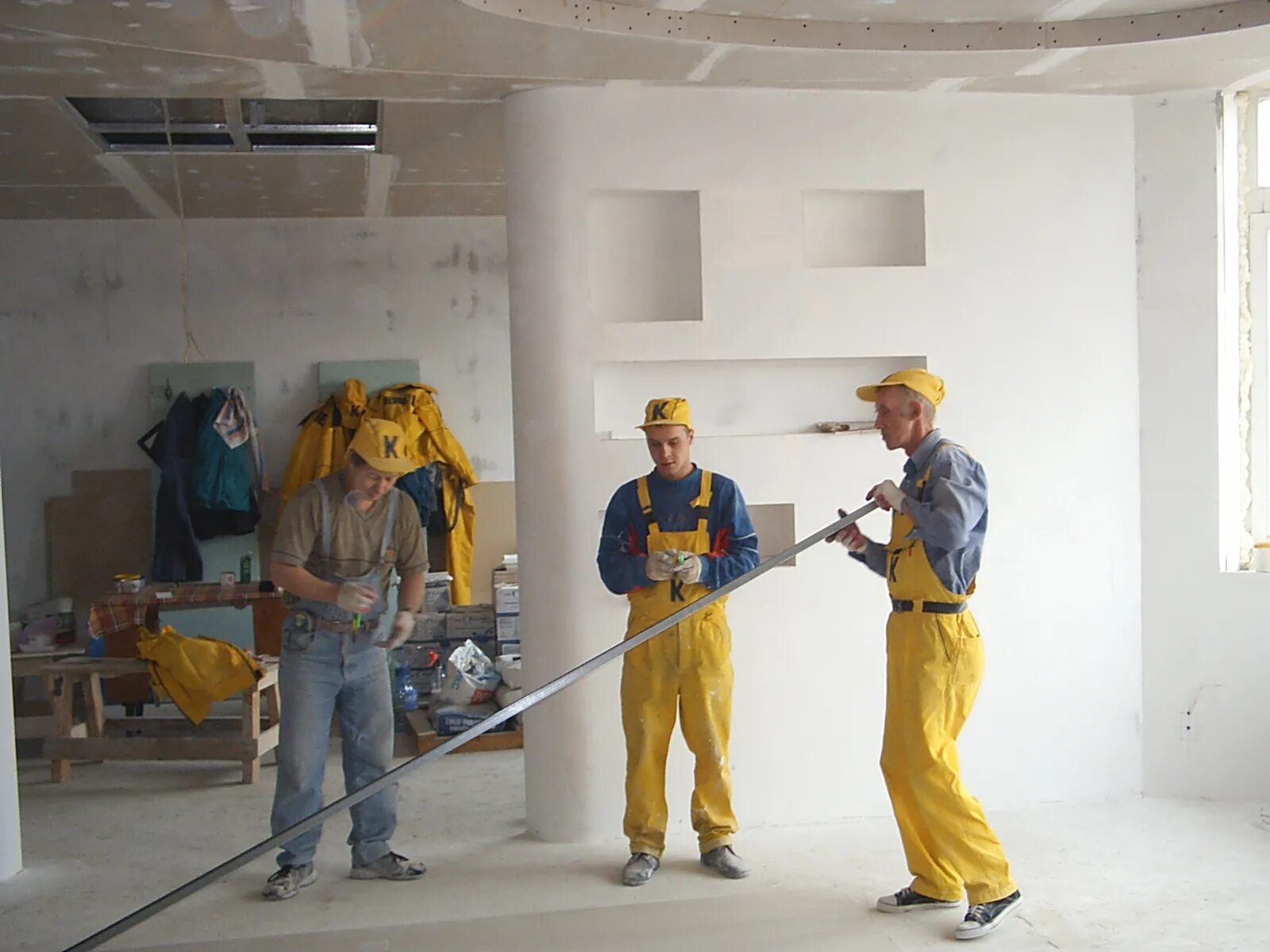 Бригады ремонтных работ. Отделка квартир. Бригады ремонтных работ. Строители отделка квартир. Маляр на стройке.