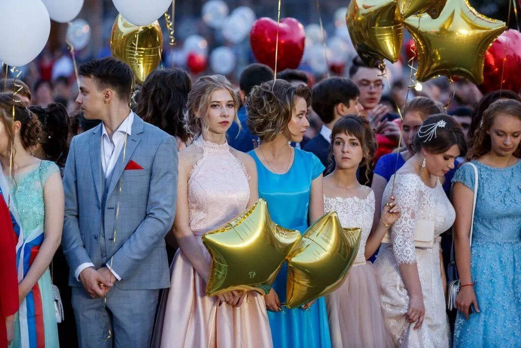 Выпускной бал фотосессия. После выпускного бала. Школьники выпускной. Рыжие выпускницы. Украинские выпускницы.