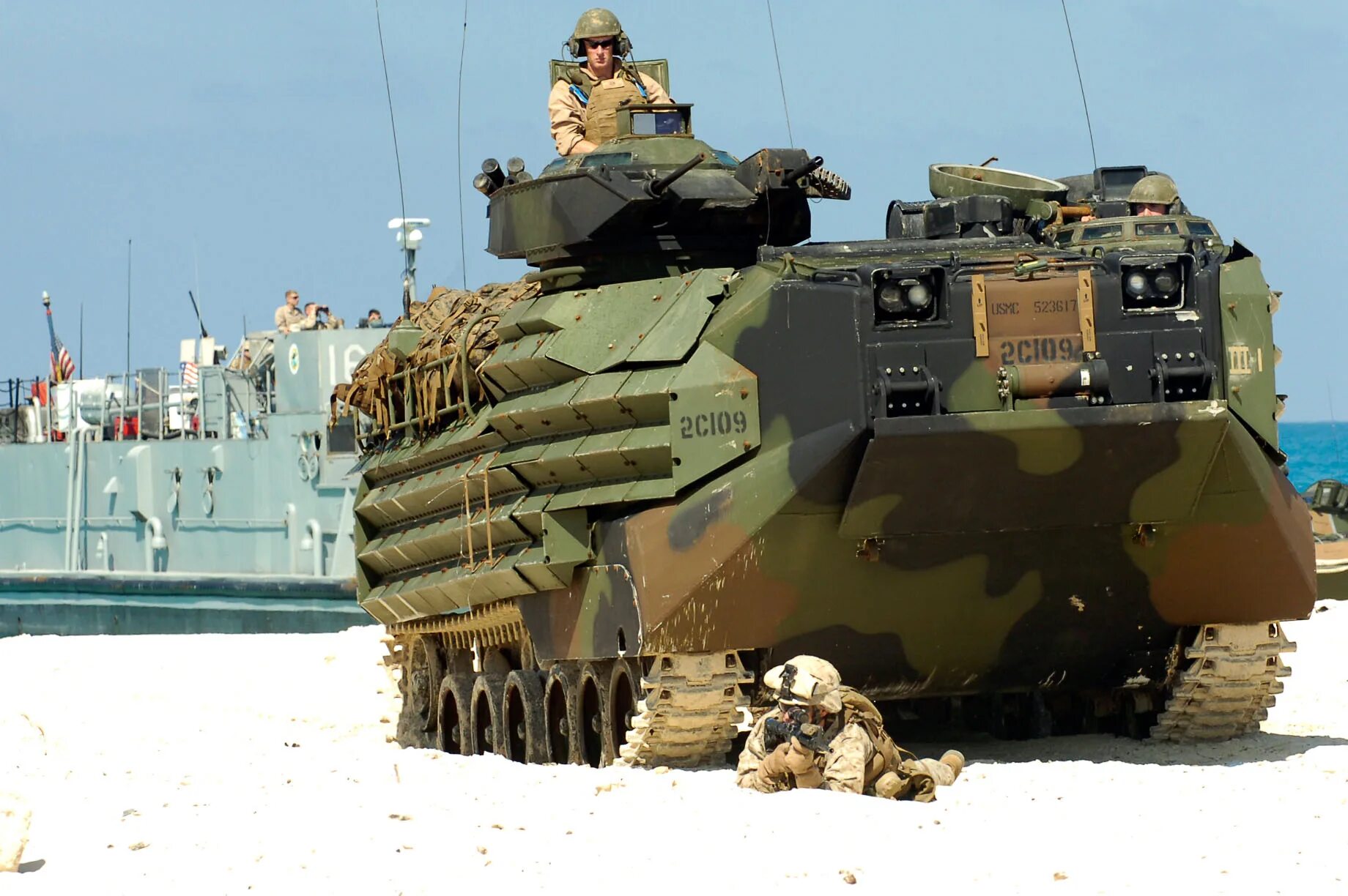 Амфибия сша. Бтр aav-7a1. aav7 бронетранспортёр. аав7. амфибия aav7.