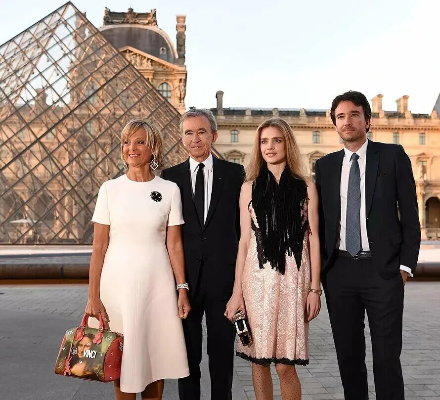 Бернар и антуан арно. Самая богатая семья в россии. Уолтон семья богачей. Семья самых богатых людей. Бернар арно и наталья водянова.