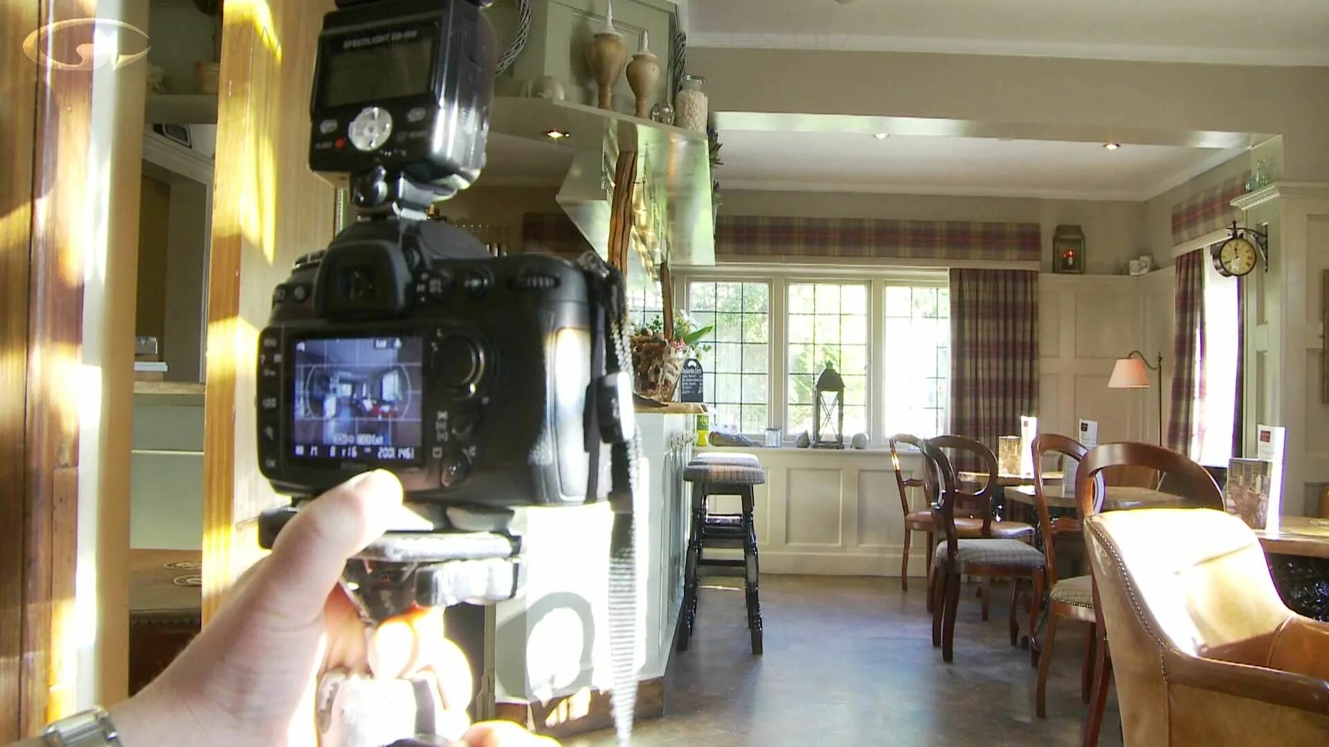 Как правильно снимать интерьер Camera on a tripod taking photographs of interior design, furniture and houses Ф