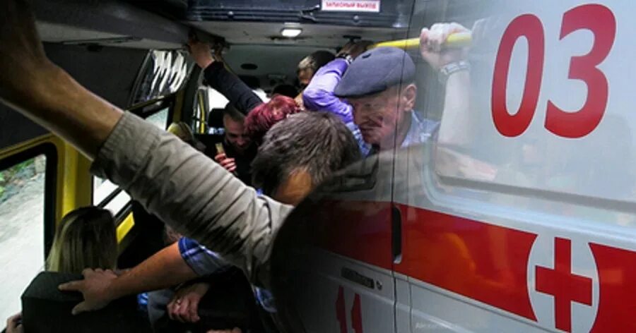 Пассажиры упавшего автобуса. Падение пассажира в автобусе. падение пассажира в салоне автобуса. салон автобуса с пассажирами.
