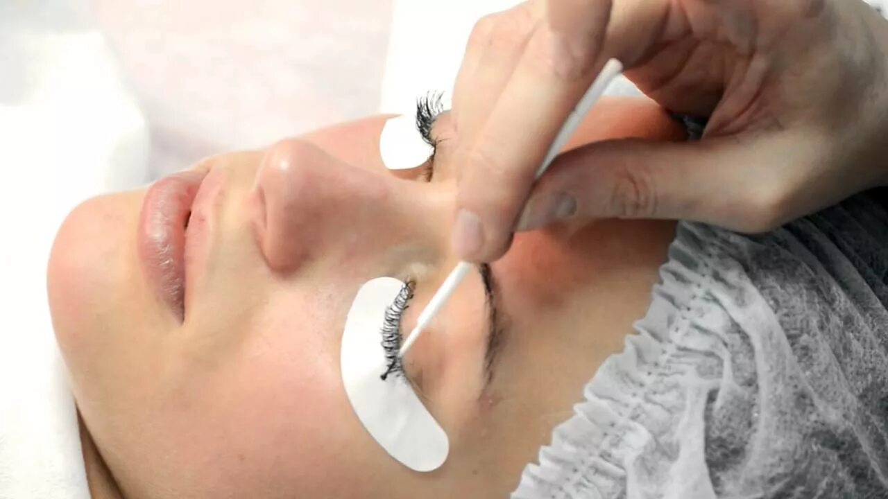 Как убрать клей с ресниц после наклеивания