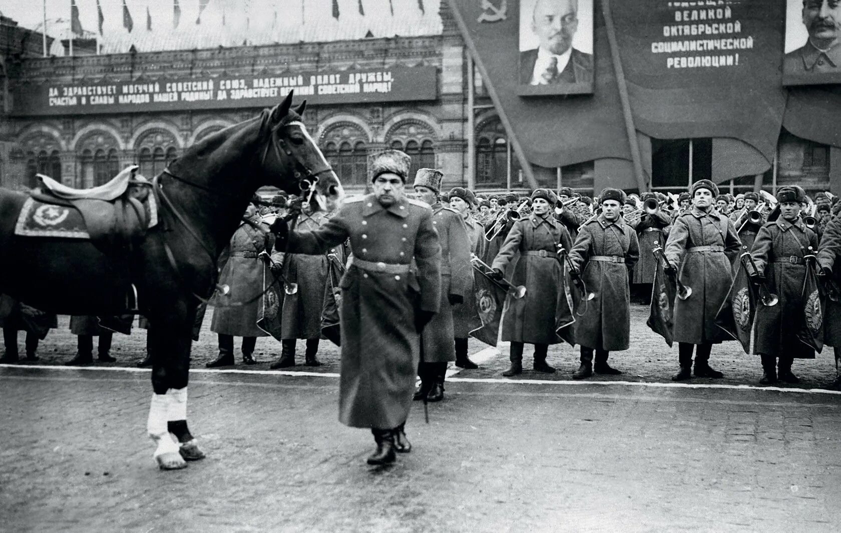 Маршал Рокоссовский на параде Победы 1945. Жуков и Рокоссовский на параде Победы 1945. Маршал Жуков на параде Победы 1945 года. Парад во время войны