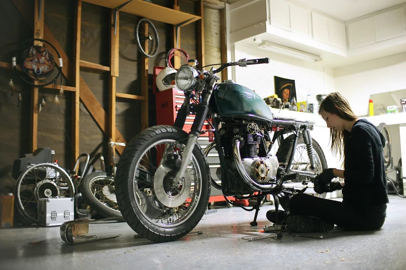 Мотосервис Ducati. Гараж для мотоцикла. Байк в гараже. Байкерский гараж. Обслуживание мопеда
