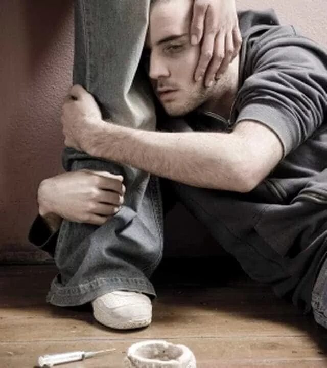 Зависимость от молодого человека. Связанный парень. Зависимость от смартфона. Созависимость. Связывание мужчин.