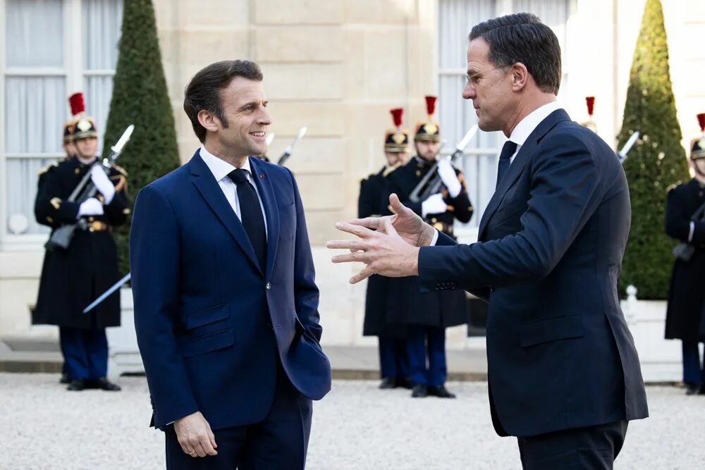 Макрон с военными фото. Эммануэль макрон 2022. Макрон в москве. Макрон на совещании. Макрон 2017 в военной форме.