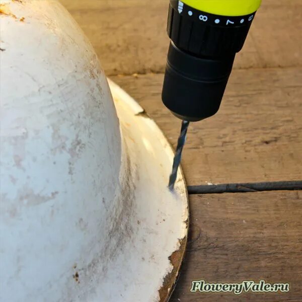 Как сделать отверстие без дрели. Сверление отверстий ровно. Как сделать отверстие без дрели. Приспособление для перпендикулярного сверления в стене. Дрель стена.