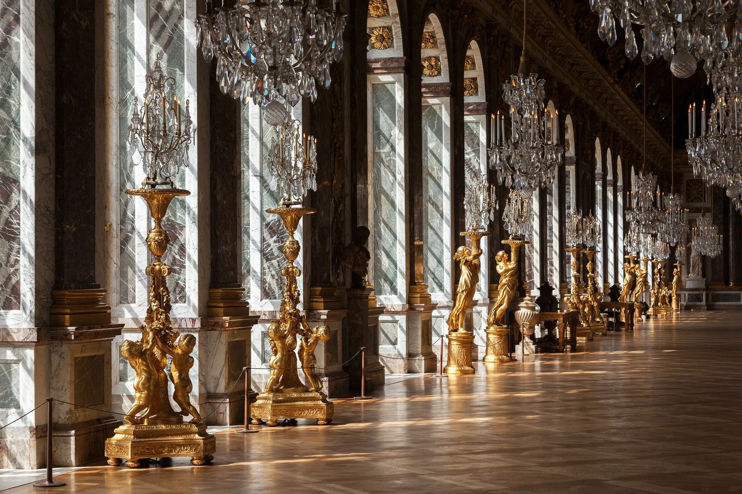 Версаль режим работы. Версаль зеркальная галерея Версальского дворца. Зеркальный зал Версальского дворца. Версальский дворец бальный зал. Франция Версальский дворец внутри.