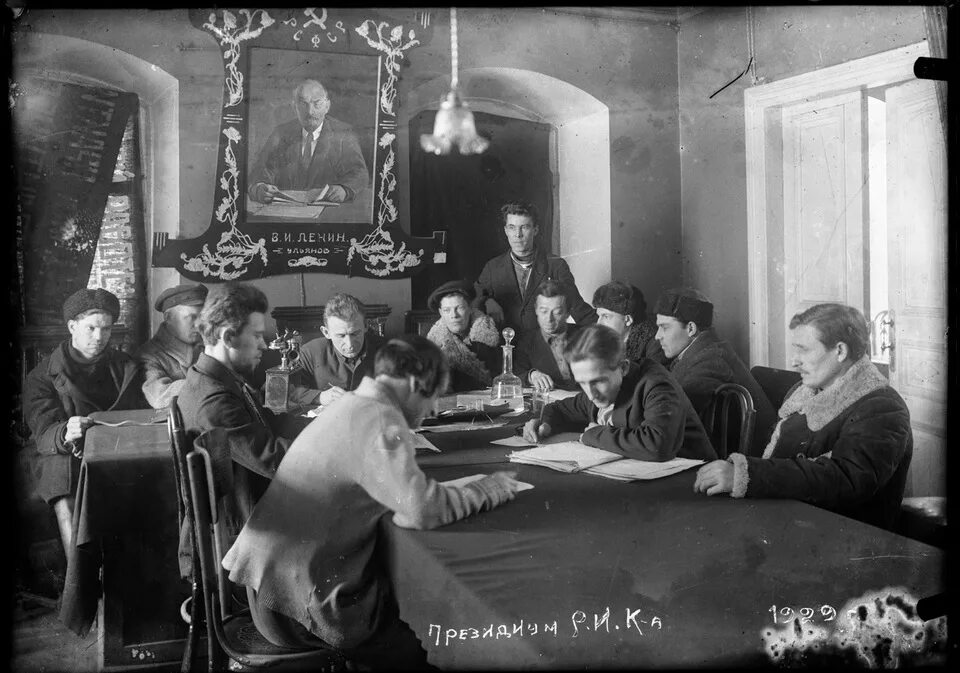 Жизнь после революции 1917. Нижегородская губерния 1917. 1920 год ссср. заседание 1930. советская россия в 1920-е годы.