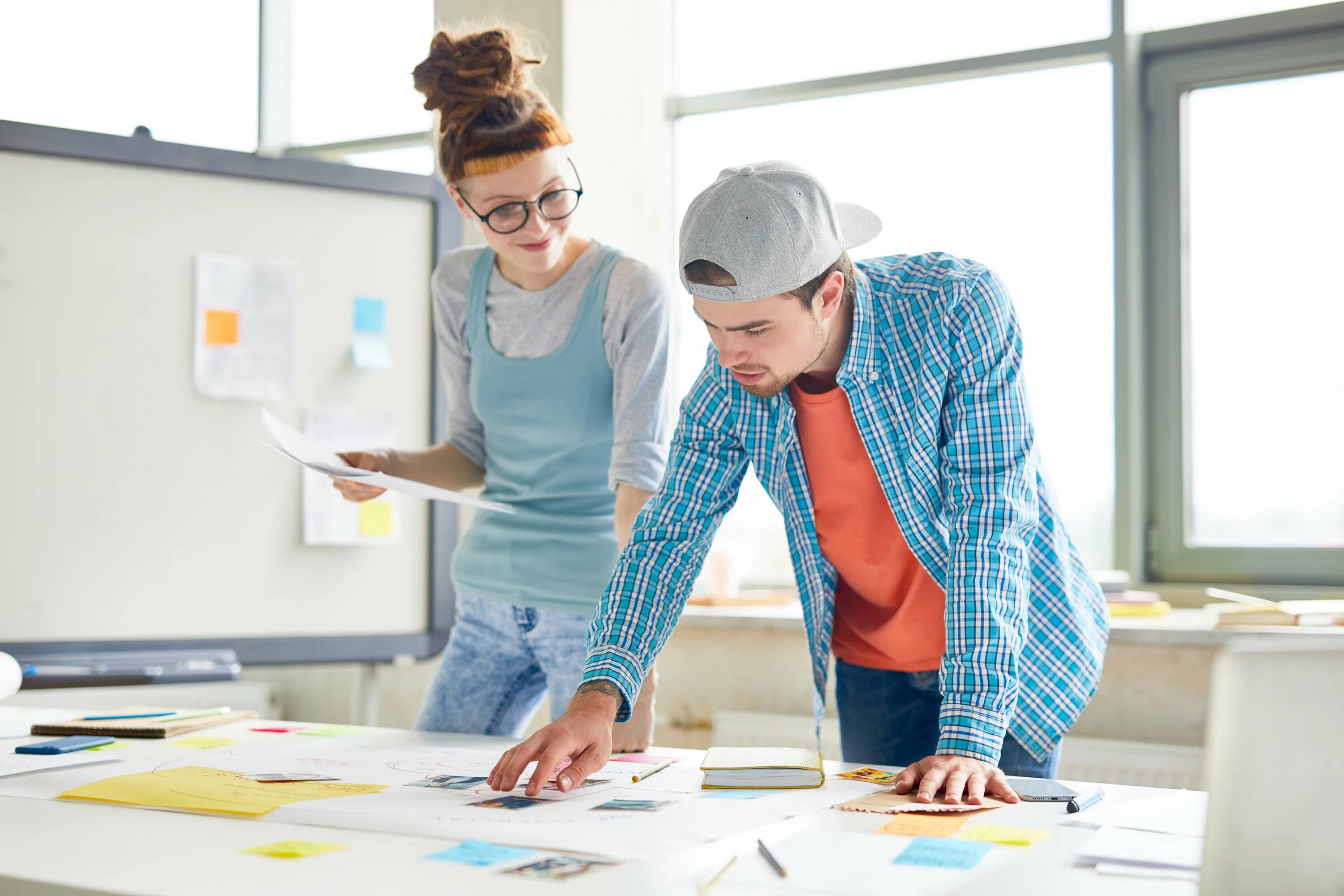 Working days starts. Студенты обсуждают. Студенты программисты на практике. Люди работают над творческим проектом фото. Студенты работают за столом картинка.