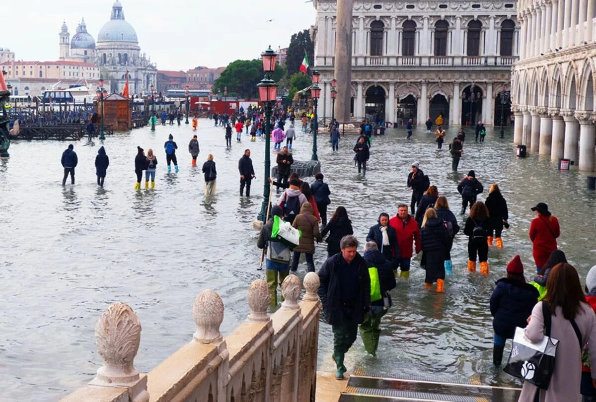 Почему венеция на воде. Венеция затопило Сан Марко. Венеция наводнение 2020. Наводнение на площади Сан Марко. Венеция Италия сейчас.