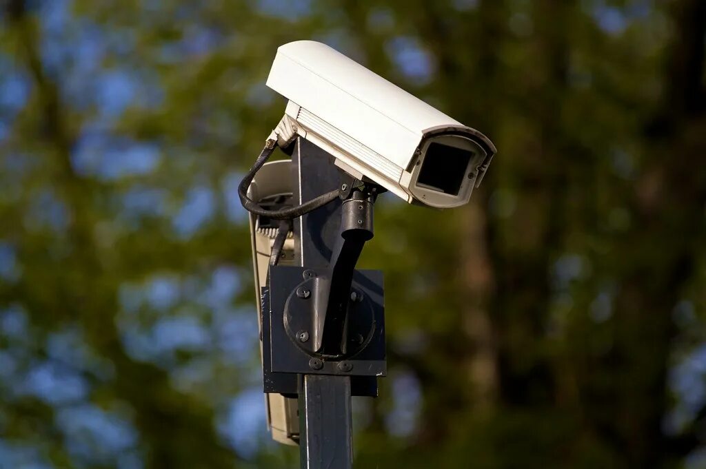 Камера видеонаблюдения. Камера видеонаблюдения уличная. Камеры видеонаблюдения на улице. Камеры видеонаблюдения на дорогах.