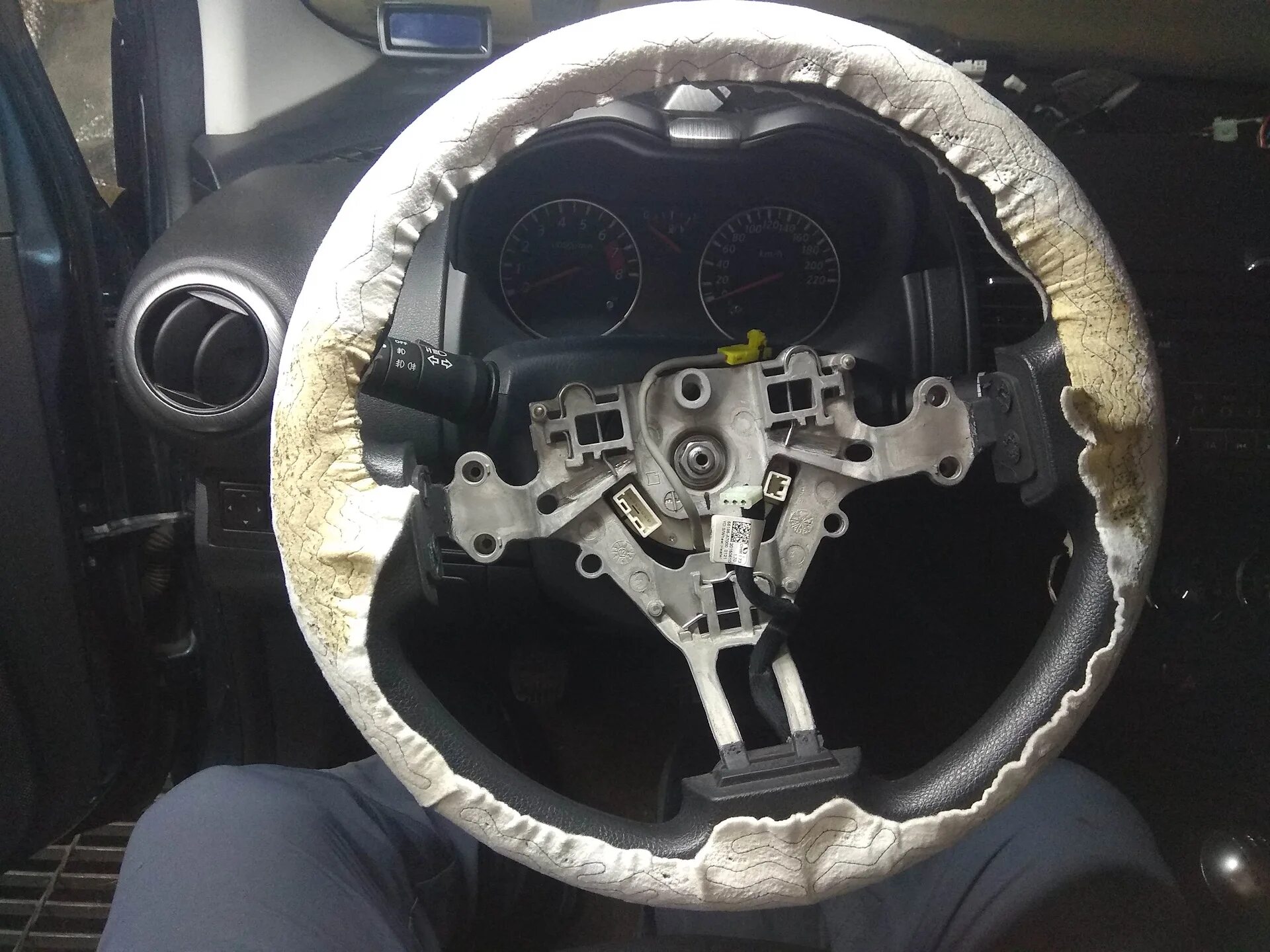 Как снять руль ниссан нота Бублик стёрся или руль в кожу Nissan Note (1G), 1,4 л, 2011 года своими руками