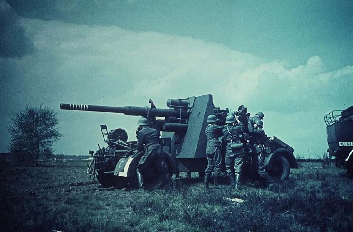 Немецкая зенитка 88 мм. 88 мм немецкая. 88-мм зенитки flak 18/36/37. 88 мм немецкая. 88 мм немецкая.