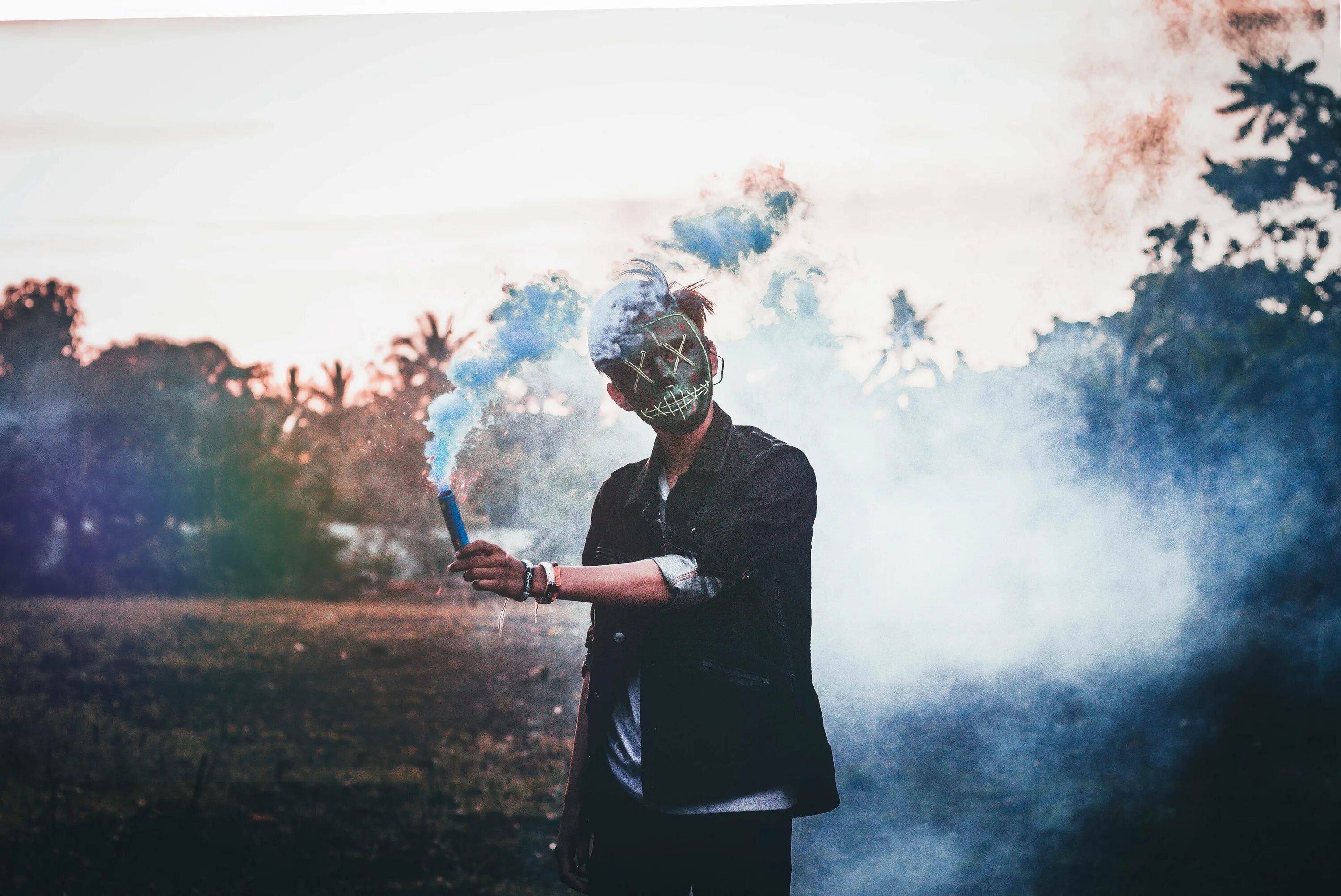 Конопля наркотик. Парень в капюшоне дым. Девушка в дыму. Дым ганжи. Темный дым.
