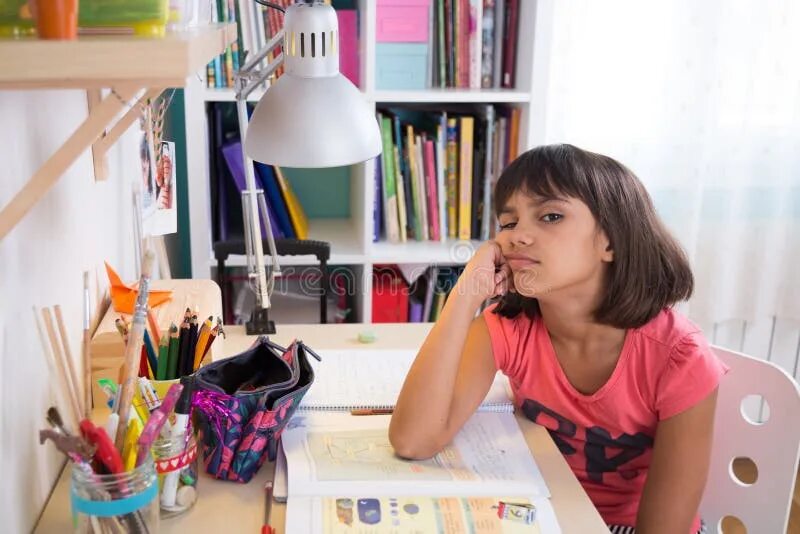 Делать уроки. Мальчик делает уроки. Мальчик за уроками. Какая делаю уроки. Домашнее задание школьника.