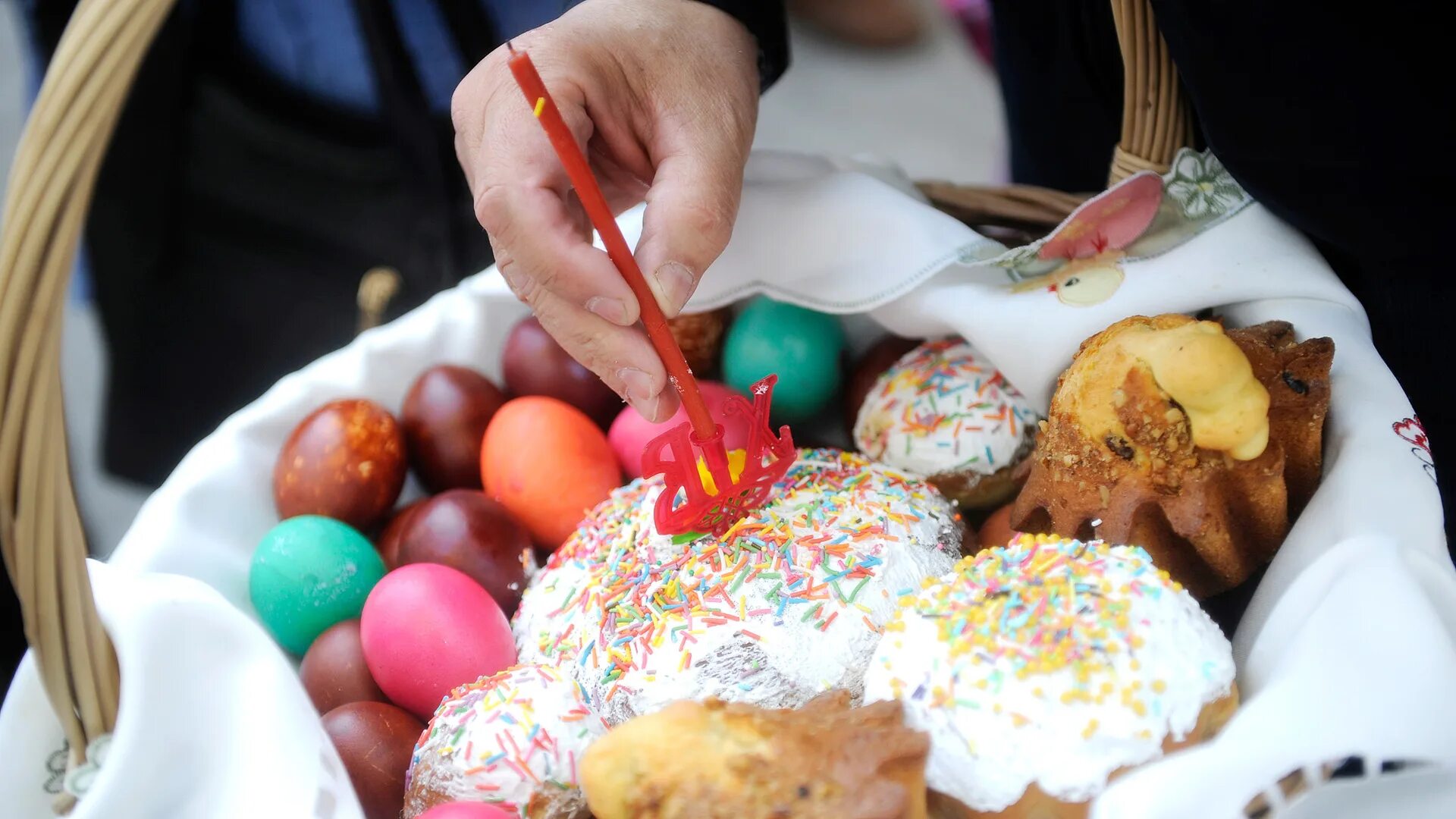 Празднуют пасху. Красивый пасхальный стол. Кулич языческий символ плодородия. Правда ли что на пасху. Правда ли что на пасху.