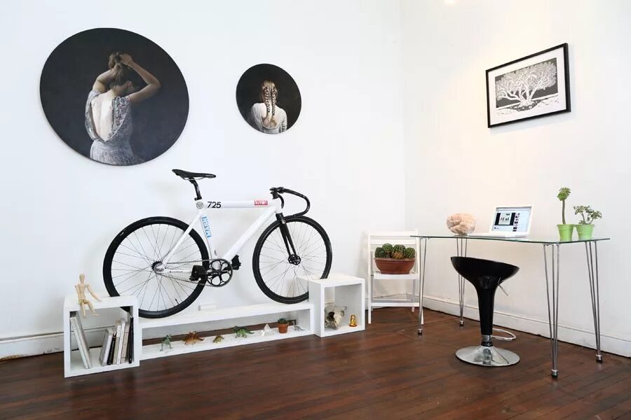 Bike room. Полки для велосипедов. Велосипедная комната. Стойка для велосипедов в спальне. Велосипед в комнате.