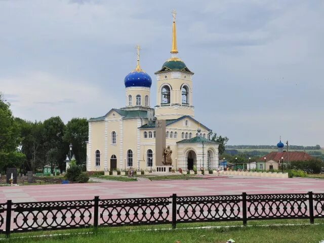 Церковь с хохол Хохольский район. Храм в селе хохол. Село Хохольский Воронежская область. Парк в Хохольском районе Воронежской области.