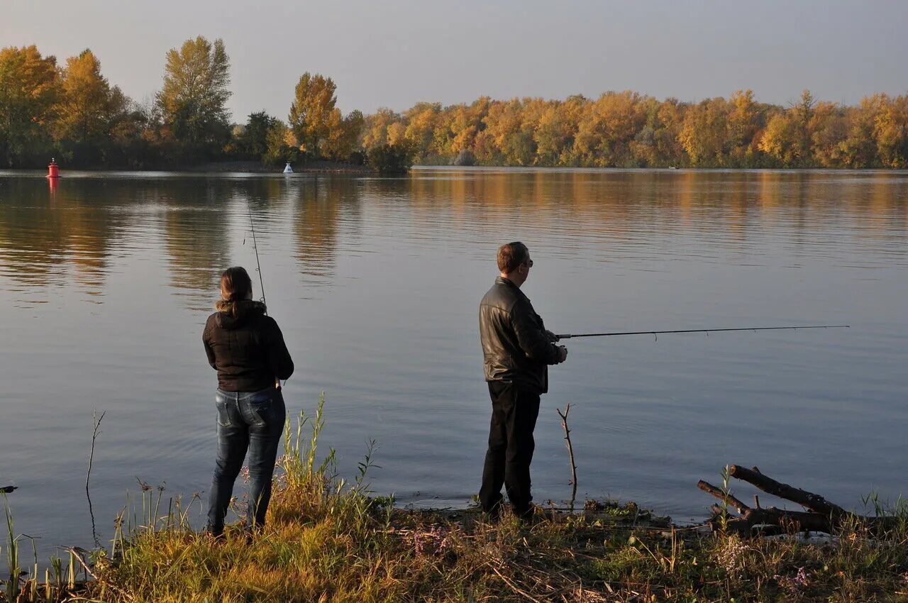 Осень рыбалка. Рыбалка осенью. Рыбалка в октябре. Осенняя рыбалка на в октябре.