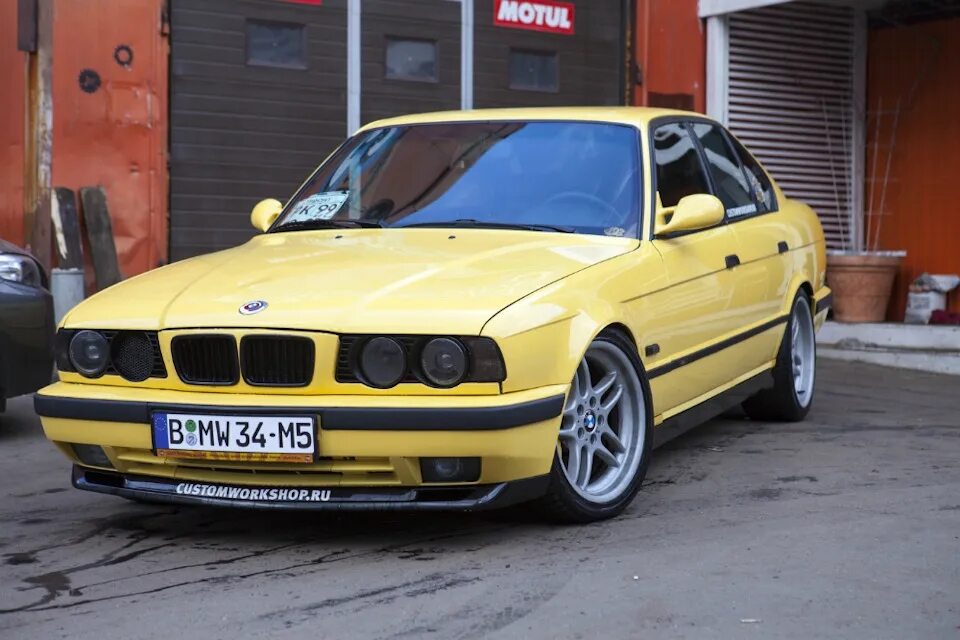 Бмв е34 номера. BMW e34 желтая. BMW m5 e34 желтая. БМВ м5 е34. БМВ м5 е34 желтая.