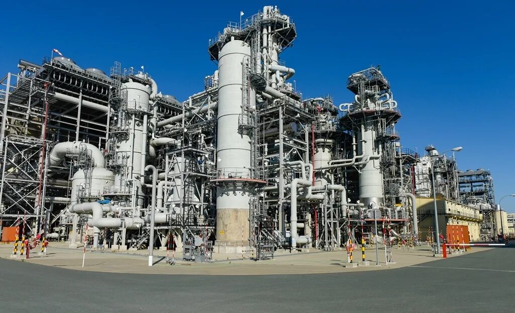 Завод на сахалине по производству сжиженного газа. Спг южно сахалинск завод. Завод на сахалине по производству сжиженного газа. Завод на сахалине по производству сжиженного газа. Сахалин-2 спг завод.