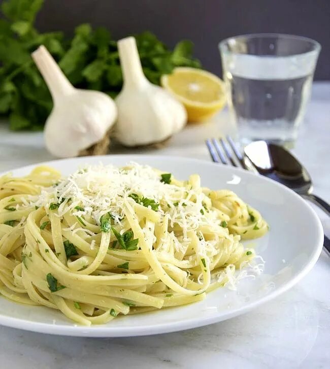 Паста aglio e olio. Фетучини Алио олио. Спагетти арселле. Спагетти с зеленью.