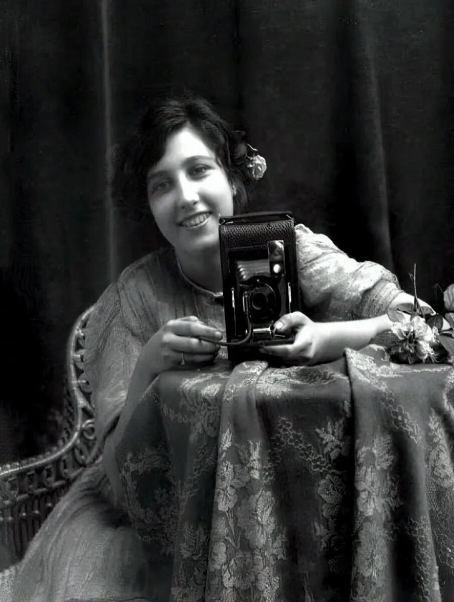 Камера 20х. Фотоаппарат прошлого века. Фотоаппарат 20 века. Старый фотоаппарат. Фотоаппарат XIX века.