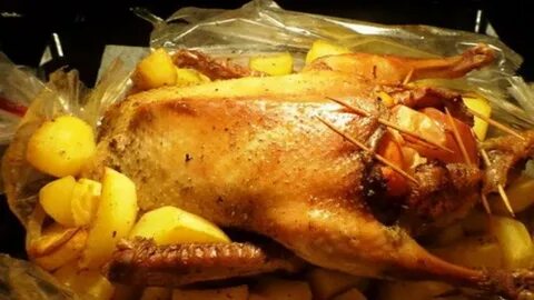 Утка запеченная в рукаве с яблоками