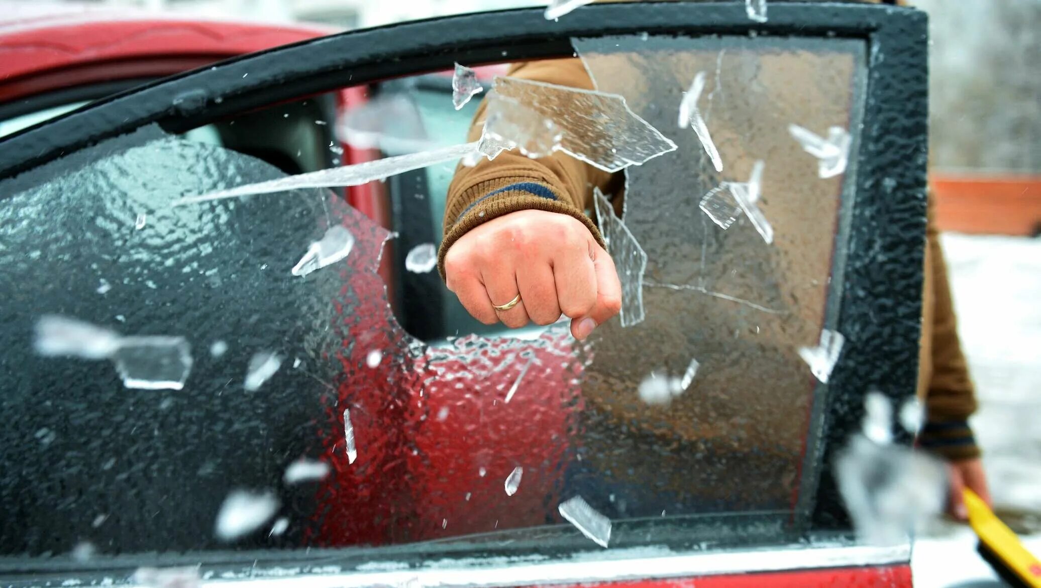 Разбили окно машины. Разбитые стекла в машине. Замерзший автомобиль. Разбитое окно авто. Разбить стекло.