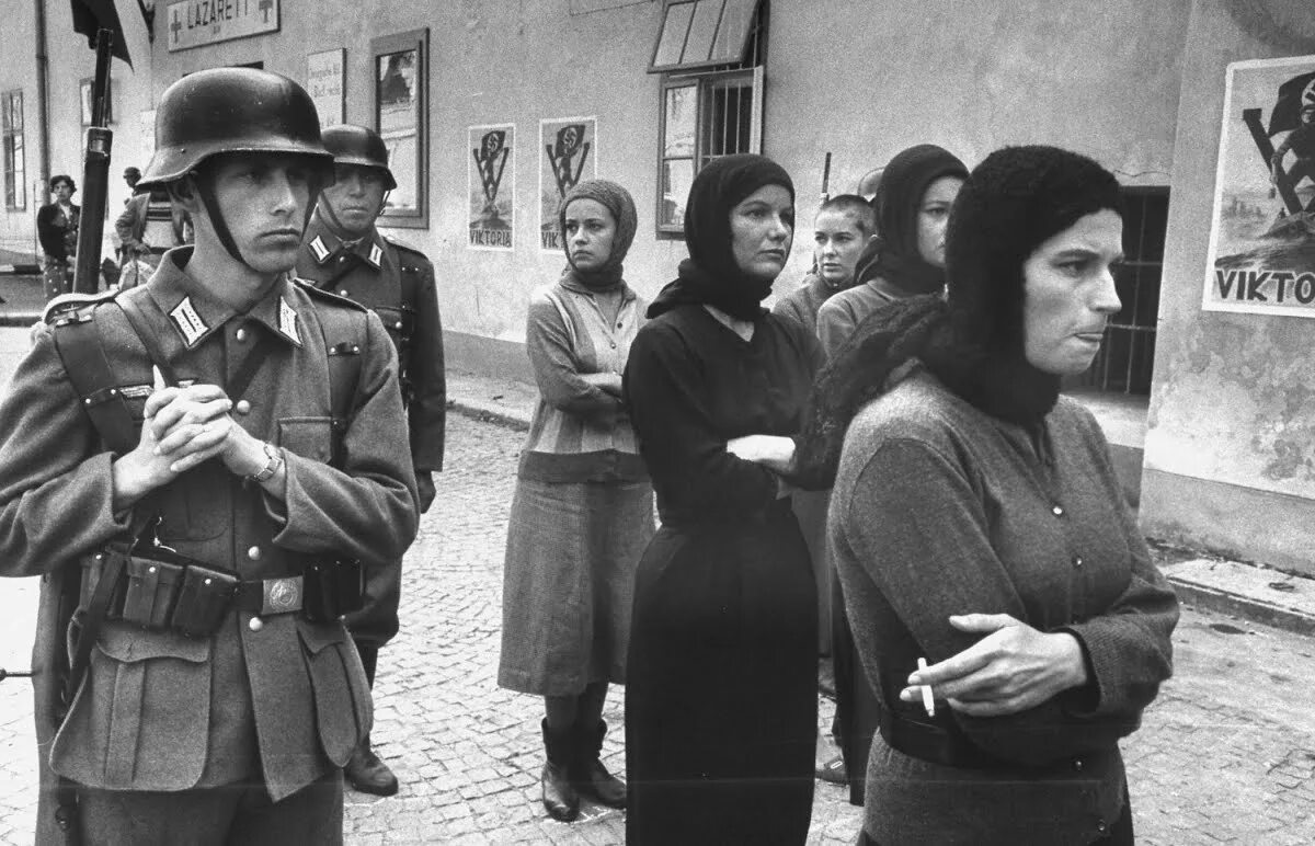 Лагерь сс. Лагерь СС номер пять женский ад 1977. Немцы и еврейские женщины.