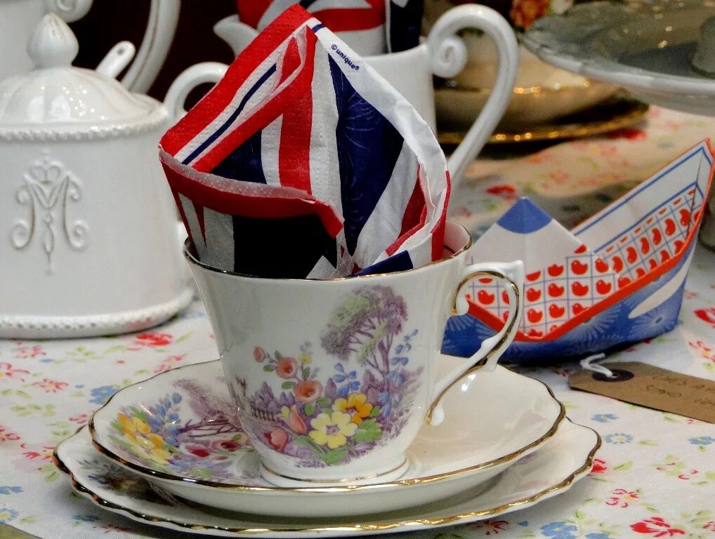Как пьют чай в англии. Английское чаепитие five o&#039;clock tea. five-o’clock» чаепитие в англии. чайная церемония в англии файв оклок. five o clock tea чаепитие в великобритании.