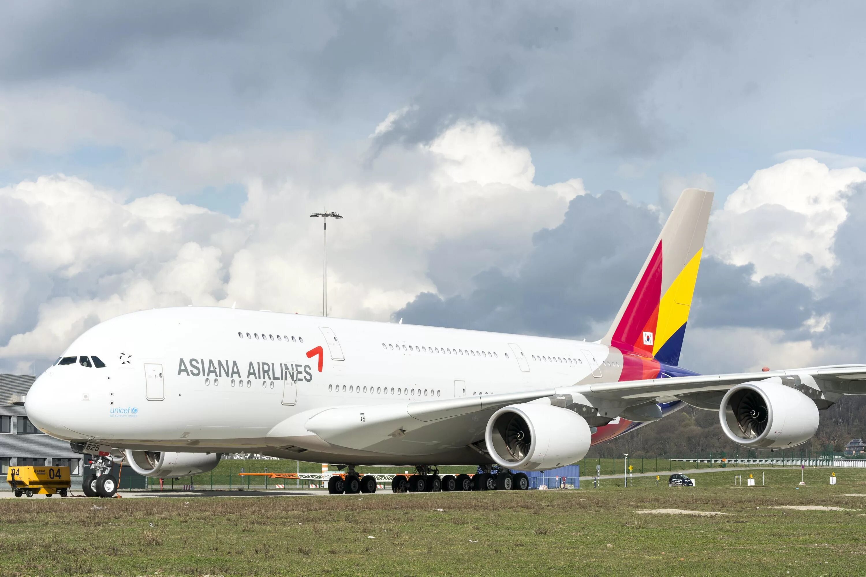 Значение слова аэробус. Аэробус а380 супер джамбо. Airbus a380 Asiana. A380 Asiana Airlines. Asiana Air а380-800.